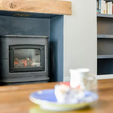 2 Bed In Oc-r32284 Ferienhaus