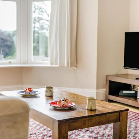 2 Bed In Oc-r32284 Ferienhaus