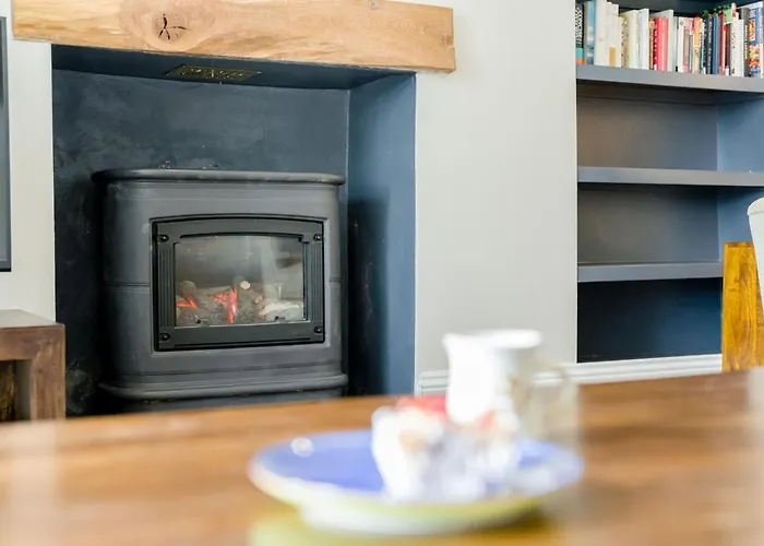 2 Bed In Oc-r32284 Ferienhaus