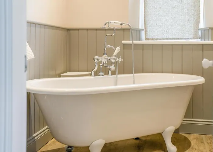 2 Bed In Oc-r32284 Ferienhaus